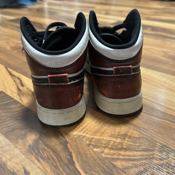 Air Jordan Mids - Picture 3 of 7